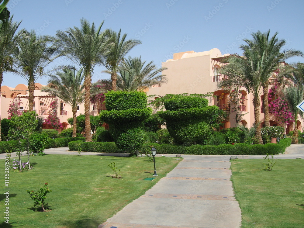Obraz premium Lush gardens and serene pathways at resort