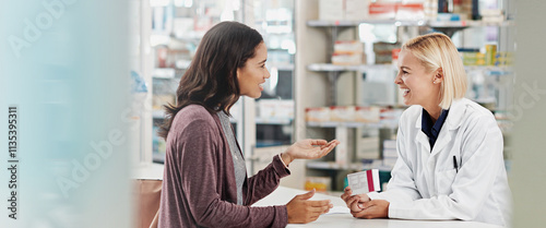Foto Medicine, client and consulting pharmacist by counter for pills side effects, prescription drugs dosage and advice