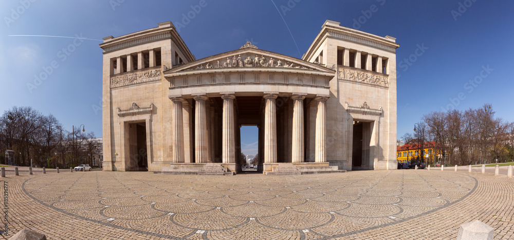 Obraz premium The Propylaea at Konigsplatz in Munich, Germany, showcasing its classical Doric columns and neoclassical architectural style.