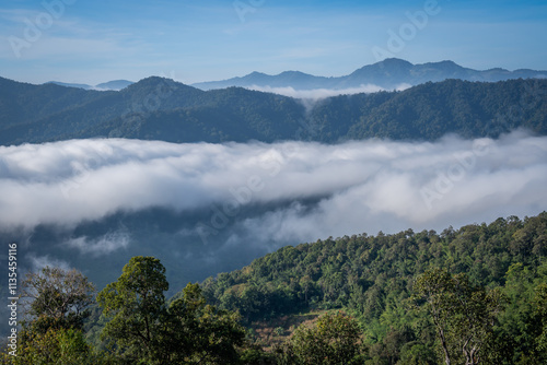 Φωτογραφία tourist come to see very beautiful fog lake in the morning on the mountain villa