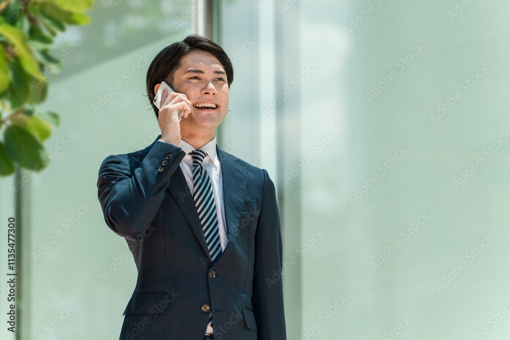 スマホで商談しながら出勤・出社・通勤する若い男性アジア人ビジネスマン
スマホで商談しながら出勤・出社・通勤する若い男性アジア人ビジネスマン