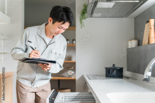 Wallpaper Mural キッチンの食洗機・食器洗い乾燥機を診断・チェック・査定する作業服姿の男性ビジネスマン
 Torontodigital.ca