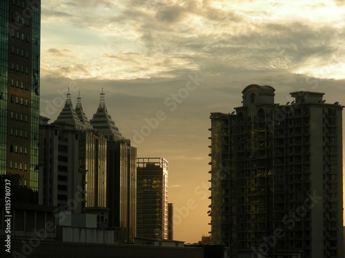 夕暮れのビル群