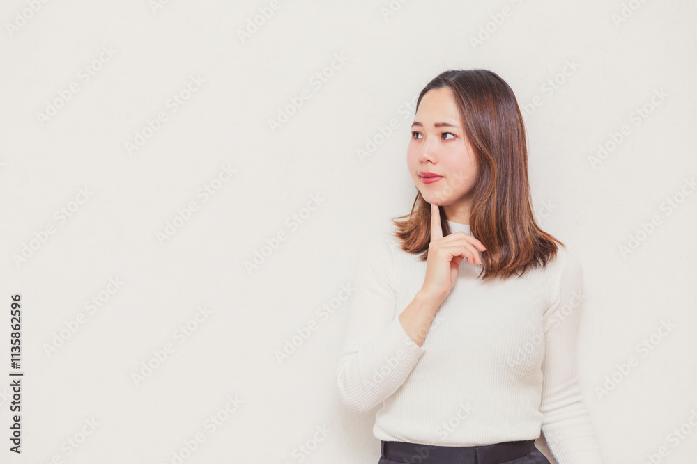 woman thinking
顎に指を当てて考える女性 woman thinking
顎に指を当てて考える女性