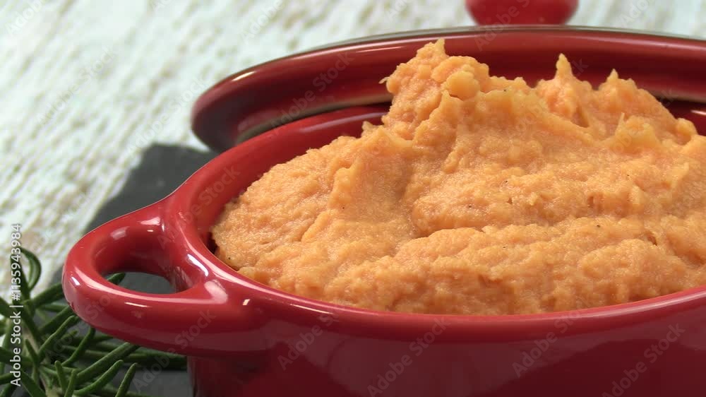 plat de purée de patate douce, en gros plan.