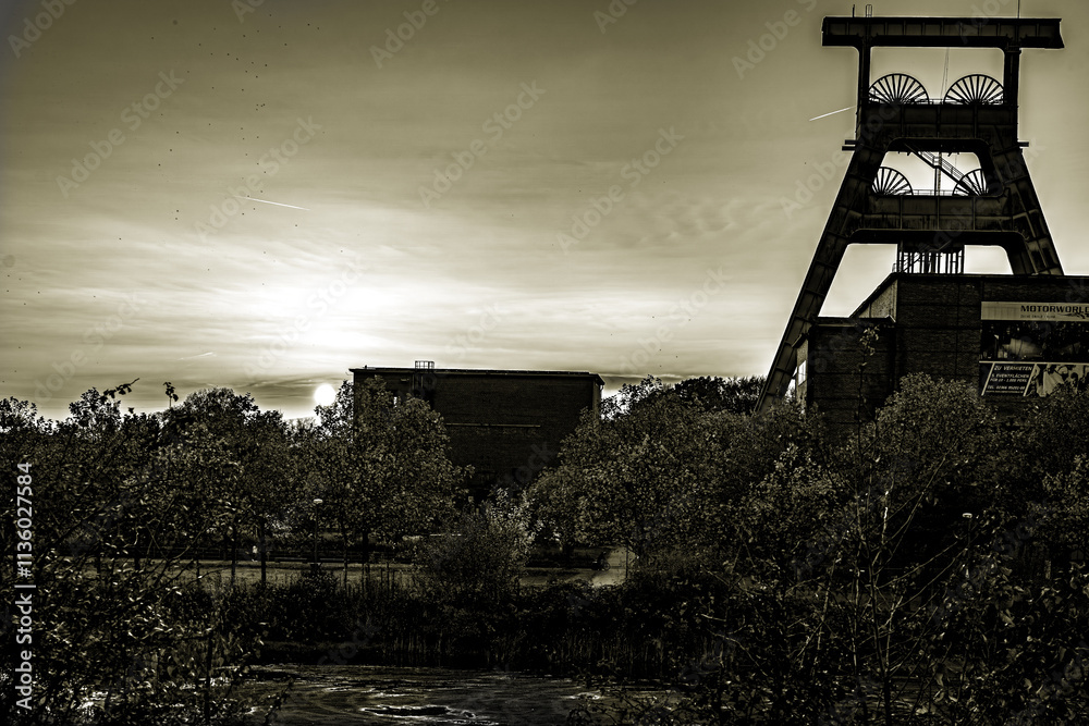 Obraz premium Ein Sonnenuntergang im Ruhrgebiet.