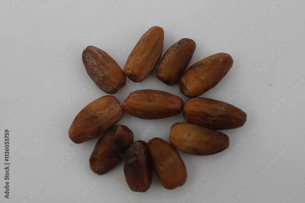 Obraz premium Dried date palm fruits or kurma, ramadhan food