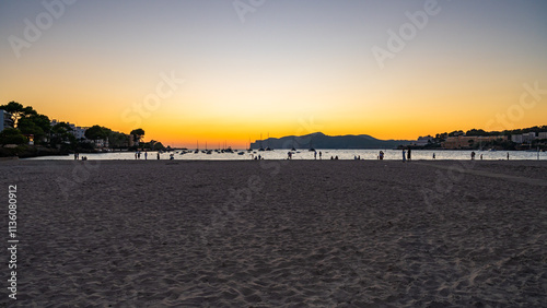 Obraz na płótnie Sonnenuntergang über dem Sandstrand Cala Blanca bei Santa Ponca auf der Balearischen Insel Mallorca, Spanien w salonie