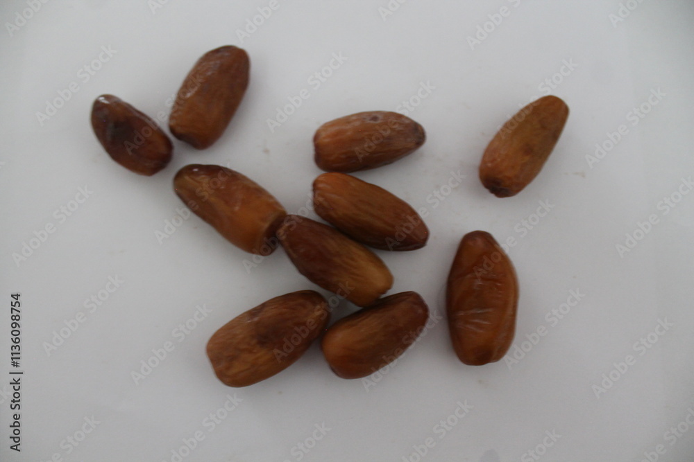 Obraz premium Dried date palm fruits or kurma, ramadhan food