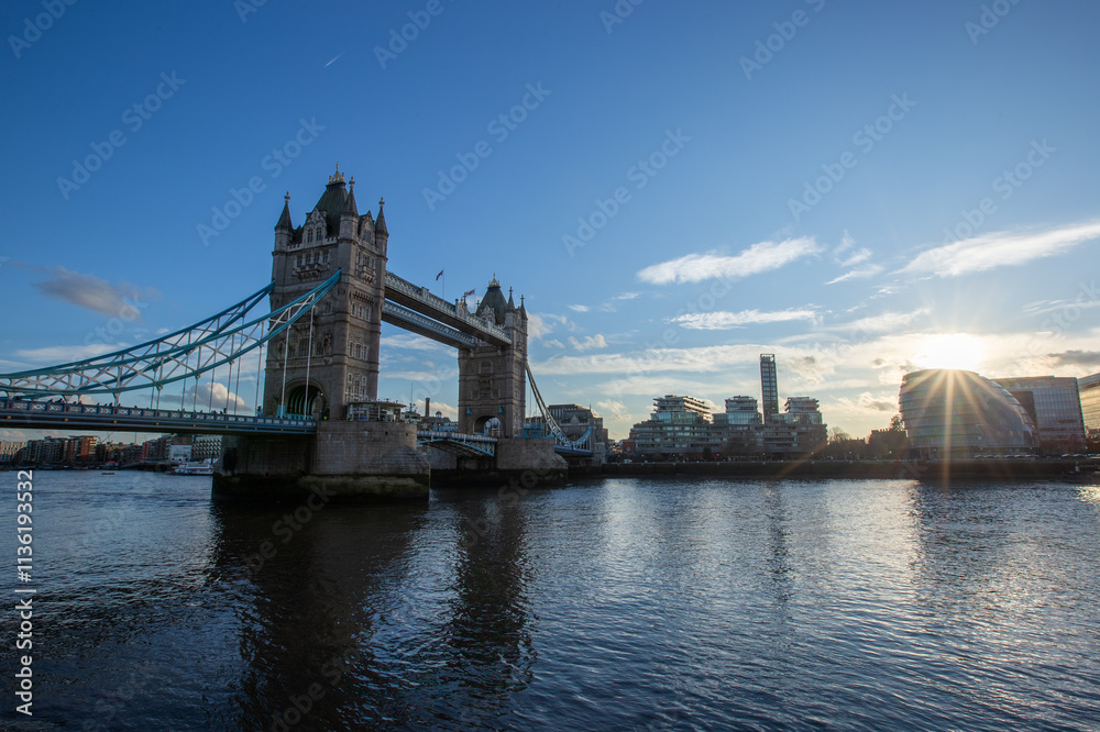 Obraz premium Tower Bridge and Thames river on a sunny day in London, England