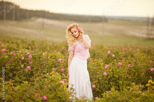 Obraz na płótnie Spring Woman in Rose Field. w salonie