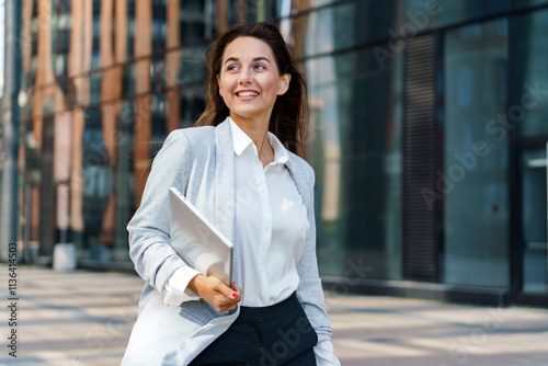 Canvas Print Business professional walking confidently in a modern urban environment during d