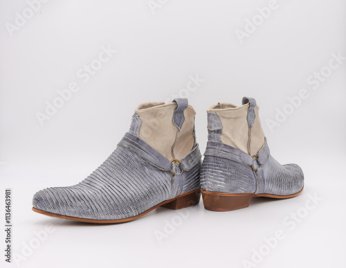 Hochwertiger Lederschuh, Cowboy style, beige blau braun, isoliert auf weiß, viel Kopierfläche.  photo