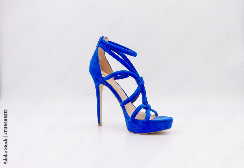 High Heels blau, isoliert auf weiß, viel Kopierfläche. High Heels blau, isoliert auf weiß, viel Kopierfläche.