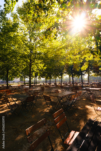 Leerer Biergarten mit Sonnenschein in Magdeburg