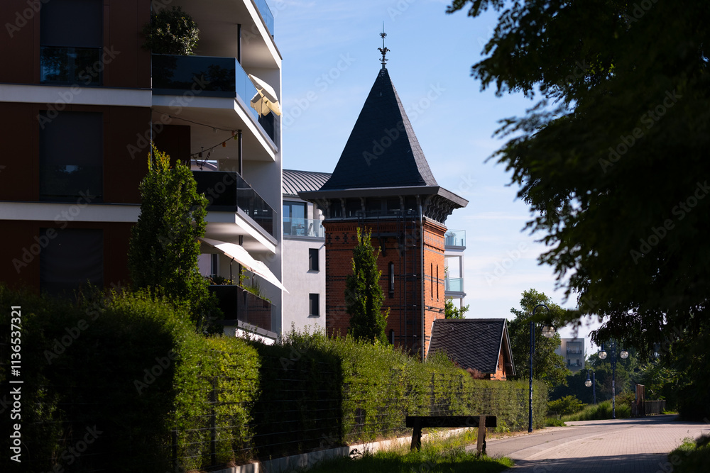 Fototapeta premium Wohngebiet mit historischen Bauwerk in Magdeburg