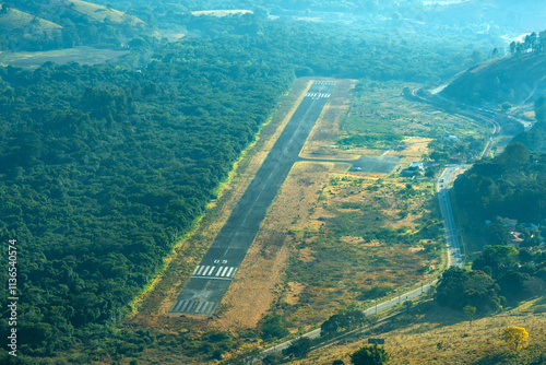 Foto aerial view of an asphalt airstrip with the modified landscape of mountains and