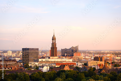 Hamburg mit Sehenswürdigkeiten bei Sonnenuntergang