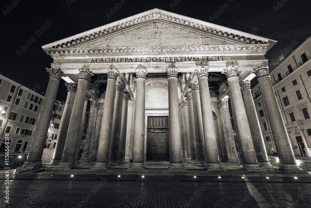 Obraz premium Il Pantheon di notte, edificio storico dell’antica Roma. Patrimonio dell’Unesco.