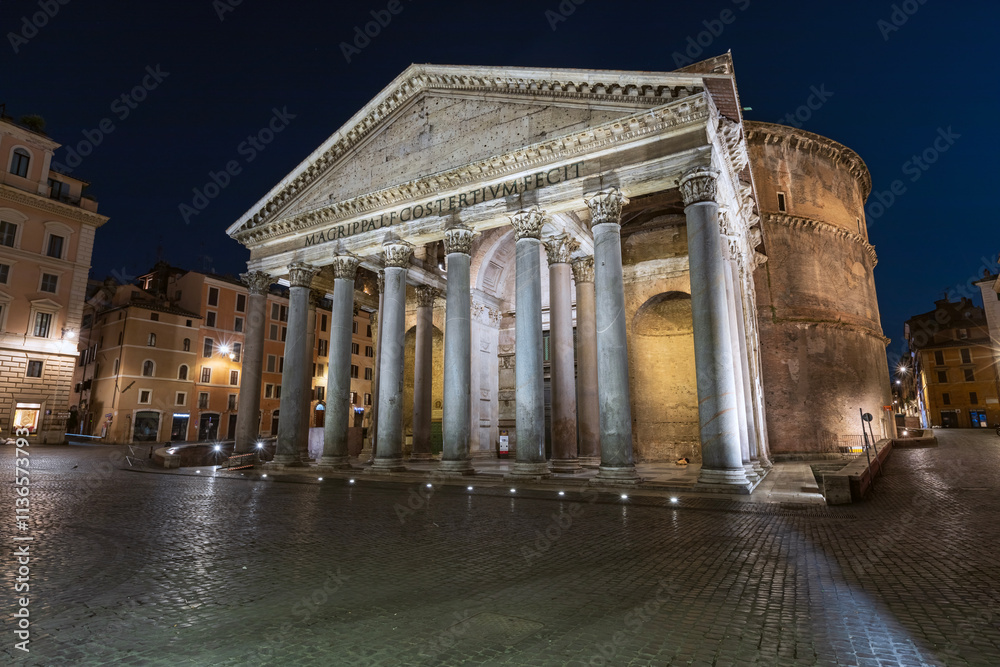Fototapeta premium Il Pantheon di notte, edificio storico dell’antica Roma. Patrimonio dell’Unesco.