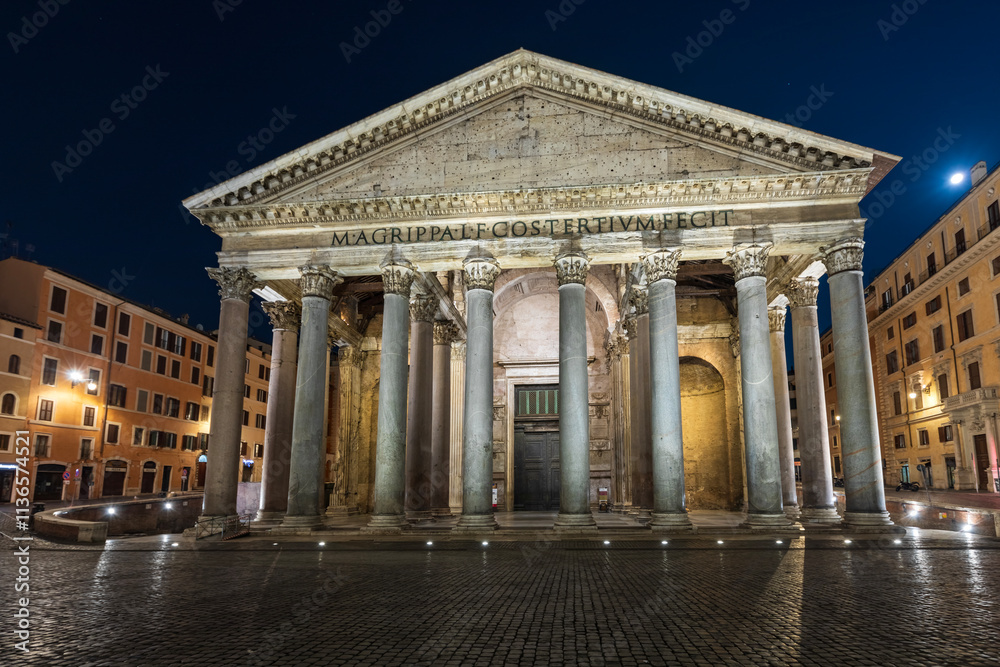 Obraz premium Il Pantheon di notte, edificio storico dell’antica Roma. Patrimonio dell’Unesco.