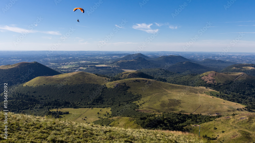 parapente sur le sommet du Puy de dôme en auvergne en été
parapente sur le sommet du Puy de dôme en auvergne en été