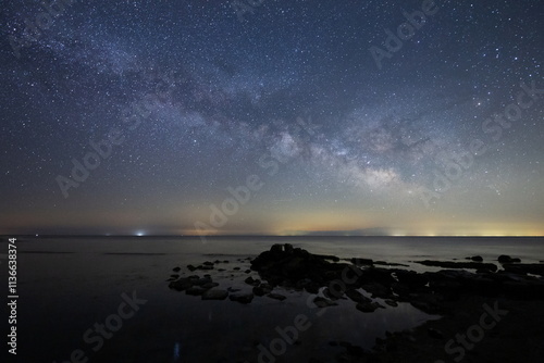 Obraz na płótnie 水面にゆれる星あかりと能登半島の星空と天の川 w salonie