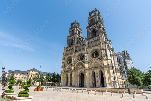 Vue extérieure de la cathédrale Sainte-Croix d'Orléans, cathédrale catholique romaine de style gothique située à Orléans, France, dans le département français du Loiret