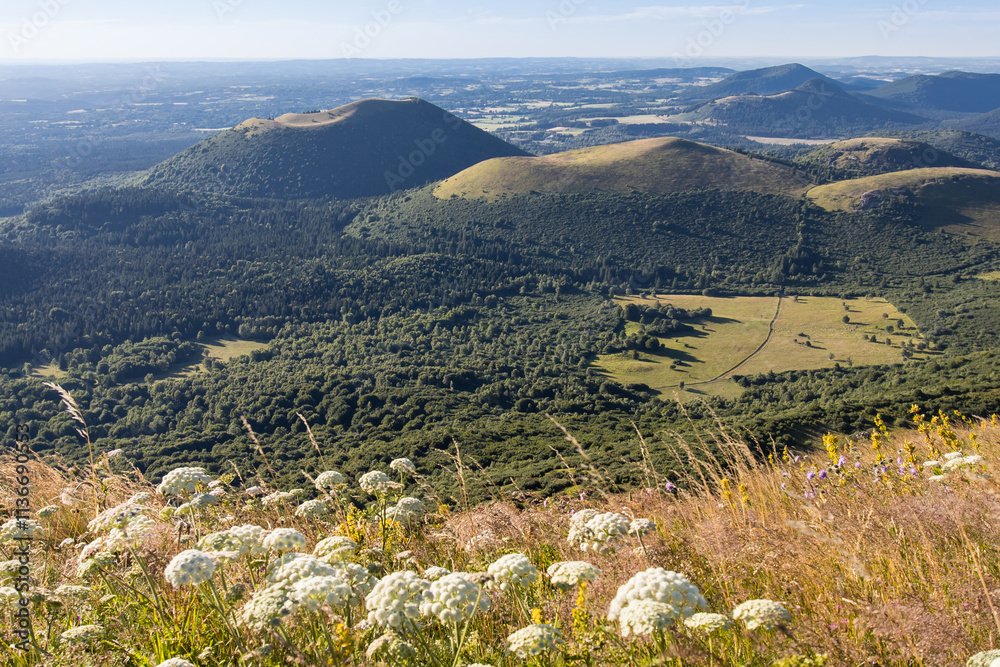le-sommet-du-puy-de-d-me-et-son-panorama-sur-le-plus-bel-ensemble