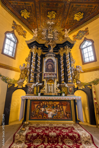 Ołtarz główny z obrazem Przemienienia Pańskiego w kościele w Krużlowej Wyżnej. photo