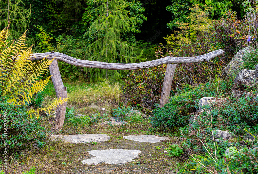 Geländer aus Holz im Park, Berlin, Deutschland