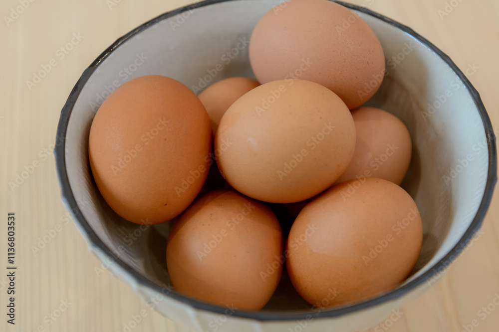 器に盛った新鮮な卵、赤卵、鶏卵 器に盛った新鮮な卵、赤卵、鶏卵