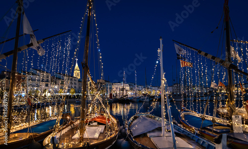 Illuminations de Noël des bateaux, les pointus, de Sanary-Sur-Mer dans le Var, en Provence, Sud de la France.