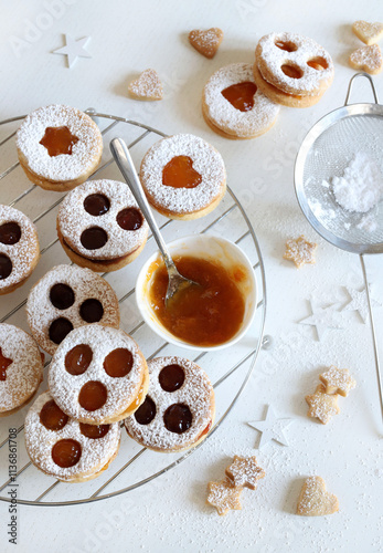 Spitzbuben, biscotti tirolesi fatti in casa tipici del periodo natalizio con pasta frolla e marmellata, ricoperti di zucchero a velo. Stagione delle vacanze. Direttamente sopra. photo