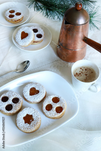 Spitzbuben, biscotti tirolesi fatti in casa tipici del periodo natalizio con pasta frolla e marmellata, ricoperti di zucchero a velo. Stagione delle vacanze. Direttamente sopra. photo