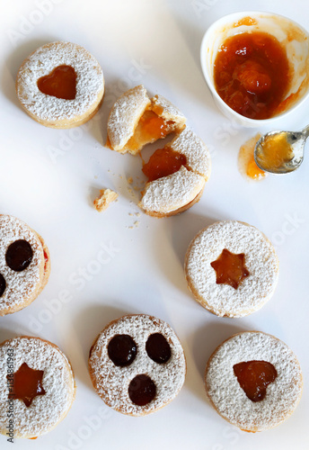 Spitzbuben, biscotti tirolesi fatti in casa tipici del periodo natalizio con pasta frolla e marmellata, ricoperti di zucchero a velo. Stagione delle vacanze. Direttamente sopra. photo