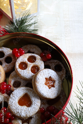 Spitzbuben, biscotti tirolesi fatti in casa tipici del periodo natalizio con pasta frolla e marmellata, ricoperti di zucchero a velo. Stagione delle vacanze. Direttamente sopra. photo