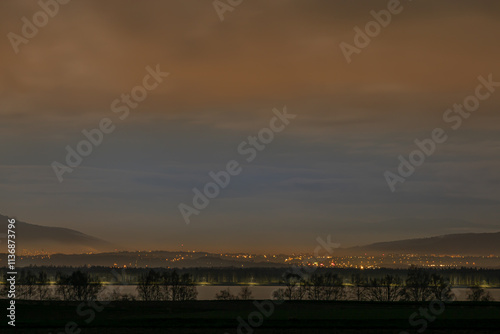 Fototapeta Naklejka Na Ścianę i Meble -  nocna panorama miasta z górawmi w tle	