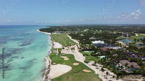 Dron en mar Caribe y campo de golf en Punta Cana, República Dominicana