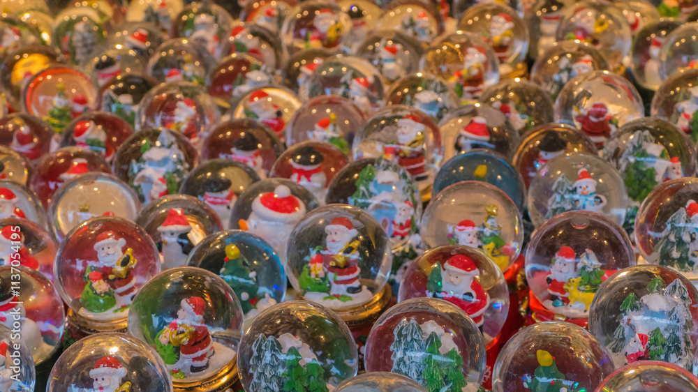 Fototapeta premium Schneekugeln auf Weihnachtsmarkt