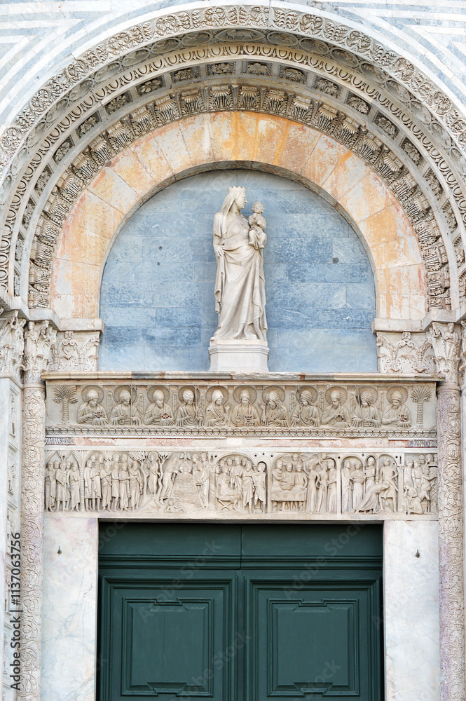 Φωτογραφία Virgin Mary and Jesus in tympanum above door to Duomo, Pisa, Italy