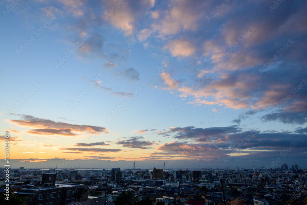 Fototapeta premium 都市の夜明け。神戸岡本の高台より市街地をのぞむ