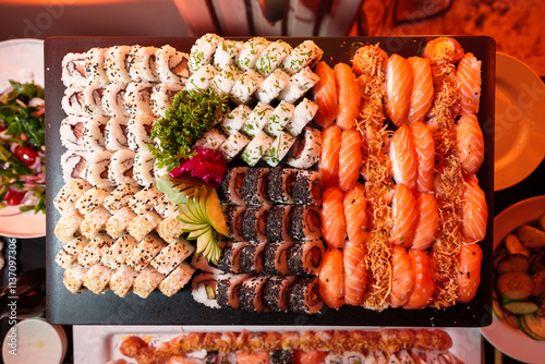 Tabla de sushi con abundantes piezas