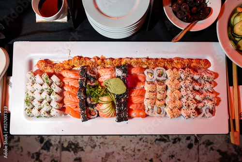 Tabla de sushi con abundantes piezas