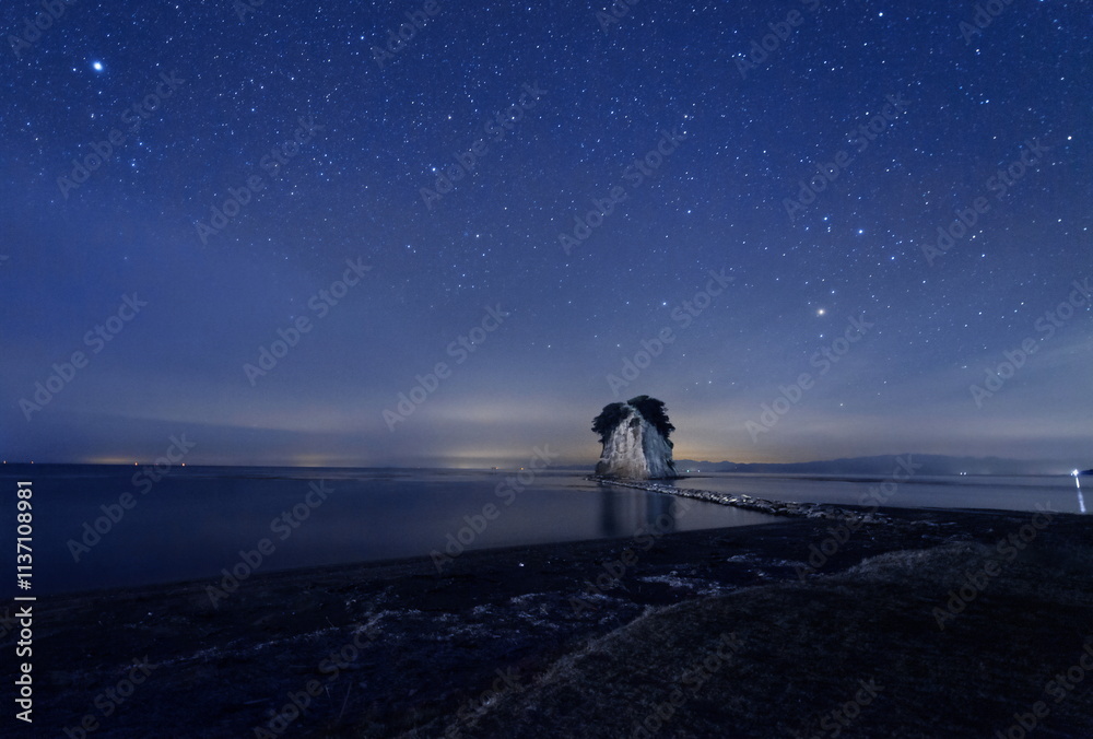 能登半島にある見附島と星空