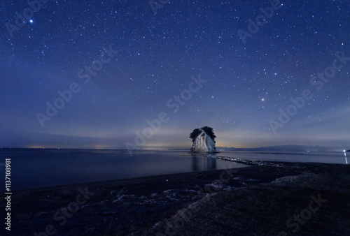 Obraz na płótnie 能登半島にある見附島と星空 w salonie