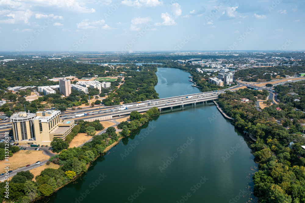 Obraz premium Stunning aerial view of I-35 highway bridge in Austin, Texas showcasing vibrant nature and urban landscape