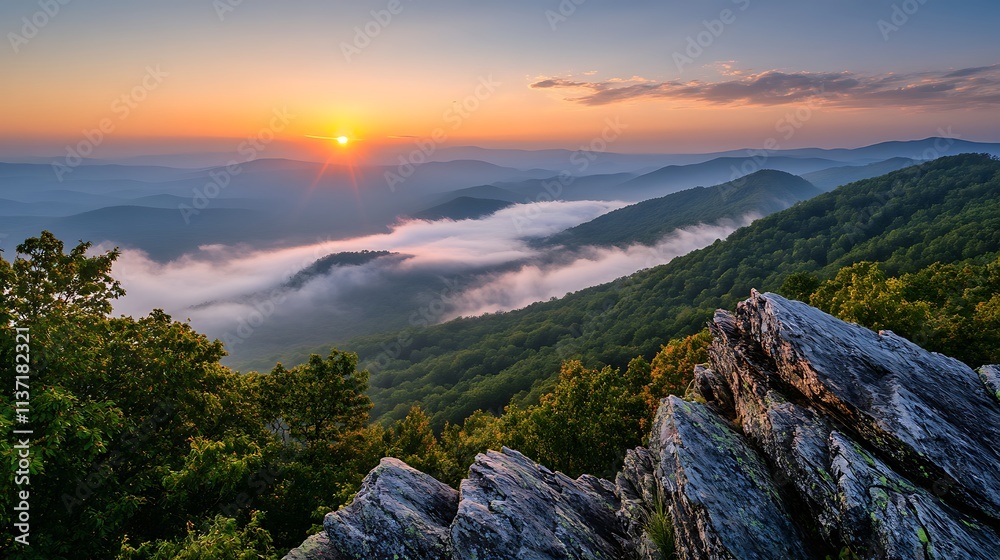 Obraz premium Majestic Mountain Sunrise Over Foggy Valley