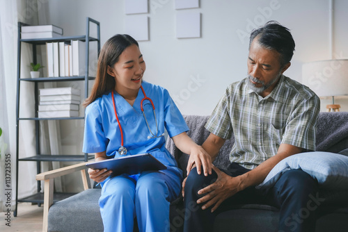Konstfotografi Young nurse is providing care and support to a senior man experiencing knee pain