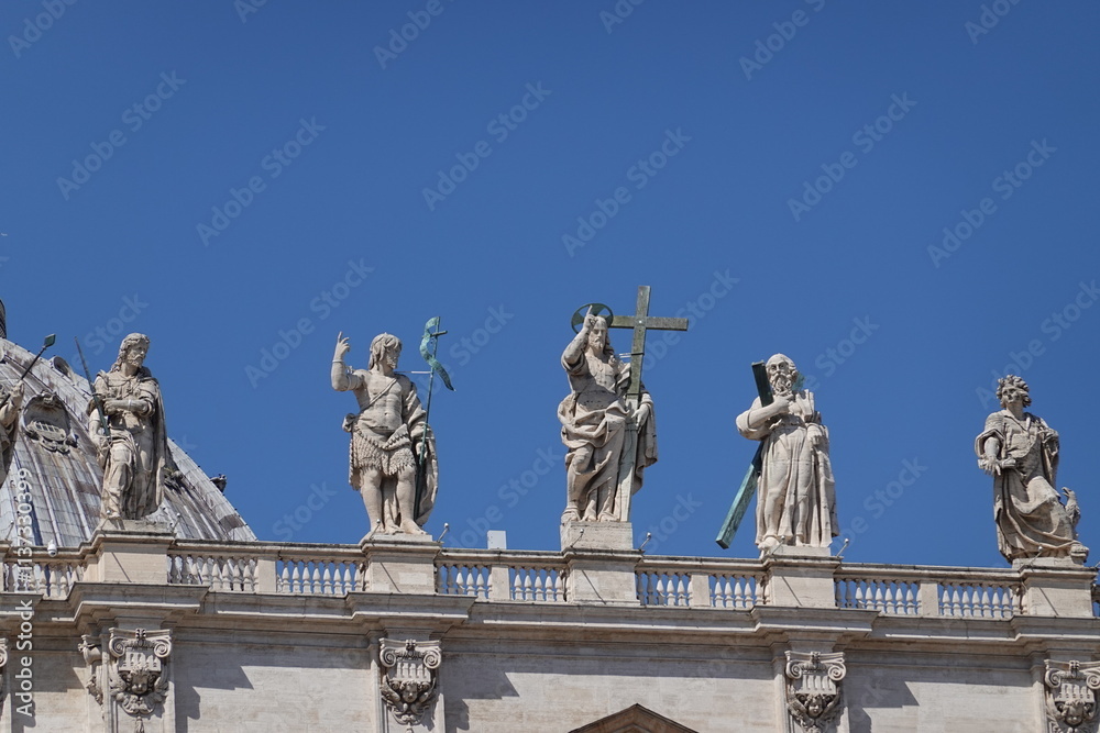 Fototapeta premium Marble statues in the Vatican